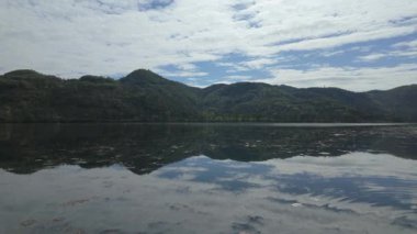 Çevresindeki tepeleri ve geniş gökyüzünü yansıtan Fimon Gölü, doğal huzuru yansıtan saf suyla yeşil veneto manzarası boyunca dingin bir güzellik yayar.