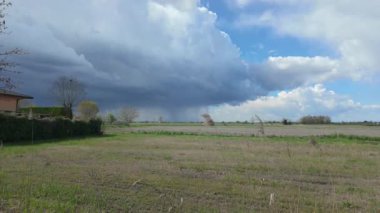 İtalya 'daki Fimon Gölü' nün yakınındaki kırsal bölgede kara bulutlar toplanıyor. Yaklaşan fırtınayı işaret ediyorlar.