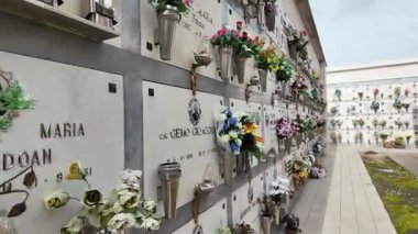 Villanova del ghebbo, İtalya 2 Nisan 2025: çiçek ve portrelerle süslenmiş mermer mezarlar Villanova del ghebbo mezarlığındaki anıları koruyor.