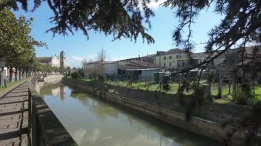 Villanova del ghebbo, İtalya 2 Nisan 2025 güneşli bir günde İtalya 'nın Villanova del ghebbo şehrinde Adigetto Nehri' nin sakin suları