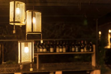 Şarap mahzeni, asılan lambalarla aydınlatılır. Şarap tatmak için sıcak ve davetkar bir ortam yaratır.