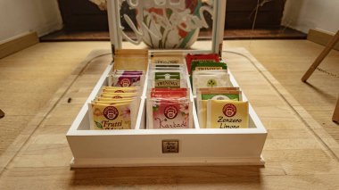 Roma, İtalya, 4 Mayıs 2025: Twinings ve pompadour 'dan çeşitli çay poşetleri beyaz ahşap bir kutuda çeşitli tatlar sunuyor.