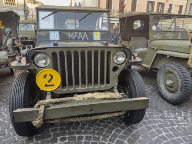 Roma, İtalya, 4 Mayıs 2025: Kamu etkinliği sırasında restore edilmiş askeri jipler kaldırımlı bir meydanda park halindedir.