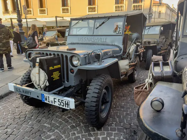 Roma, İtalya, 4 Mayıs 2025: Amerikan Donanması işaretleri taşıyan, parke taşı bir caddeye park edilmiş, eski usul jipi restore edilmiş, askeri tarih ve klasik çekicilik hissi uyandıran