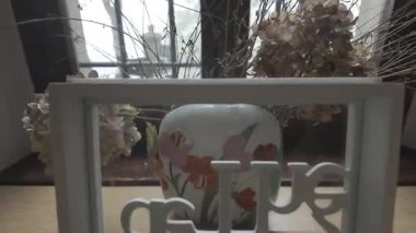 Roma, İtalya, 4 Mayıs 2025: beyaz ahşap çay kutusu açılıyor, arkaplanda dekoratif bir vazo bulunan çeşitli çay poşetleri ortaya çıkıyor.