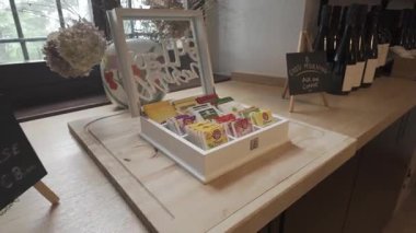 Roma, İtalya, 4 Mayıs 2025: çay poşetleri ve şarap şişeleri iyi bir sabah yakınında, bir otel büfesi üzerinde kahve tabelası isteyin