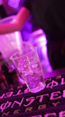 Roma, İtalya 4 Mayıs 2025: Plastik bardakta buzlu, gazlı ve limonlu Tuborg içeceği hazırlama