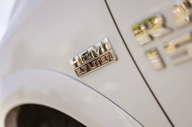 Roma, İtalya 4 Mayıs 2025: 5.7 litrelik bir hemi rozetin güçlü motorunu ön plana çıkaran beyaz bir kamyonete yakın plan