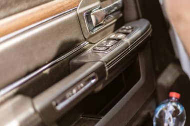 Roma, İtalya, 4 Mayıs 2025: modern bir arabanın iç mekanına yakın çekim, kapı panelinin tasarımı ve işlevselliğini vurgulayarak, pencereler ve kilitler için denetimler içeriyor