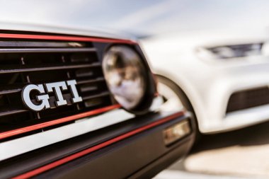 Roma, İtalya 4 Mayıs 2025 klasik Volkswagen golf gti ön ızgara yakın yakın, modern beyaz bir arabanın yanına park