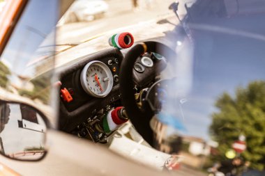 Roma, İtalya 4 Mayıs 2025: ön camında İtalyan bayrağı renkleri olan bir yarış arabasının ön paneli hız ve rekabet olduğunu gösteriyor.