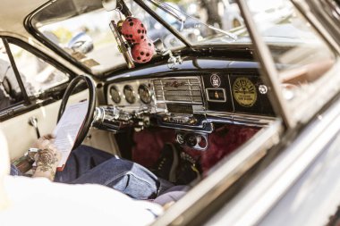 Roma, İtalya, 4 Mayıs 2025: Klasik plymouth arabasında otururken mekanik tutulan belgeler, klasik gösterge paneli ve iç ayrıntıları sergiliyor