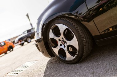 Roma, İtalya 4 Mayıs 2025: Parlak siyah Volkswagen golf gti, asfalt bir yüzeye park etmiş alaşımlı tekerleklerini ve lastiklerini gösteriyor.