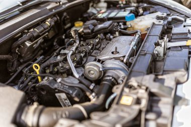 Roma, İtalya 4 Mayıs 2025: otomotiv teknolojisinin karmaşıklığını vurgulayarak turbo şarj cihazını, hortumları ve diğer bileşenleri vurgulayan modern bir otomobil motorunun yakın görüntüsü
