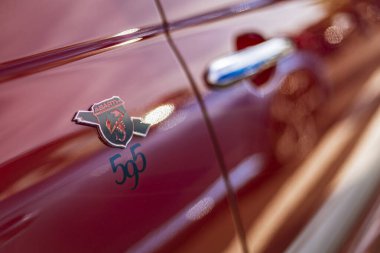 Roma, İtalya 4 Mayıs 2025: abarth akrep logosunun yakın çekimi ve kırmızı bir araba kapısında 595 numaralandırma, otomotiv markası ve tasarımı vurgulanıyor