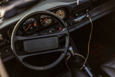 Roma, İtalya 4 Mayıs 2025: klasik bir Porsche 911 'in direksiyon, hız göstergesi ve diğer kontrollerin yakın görüntüsü