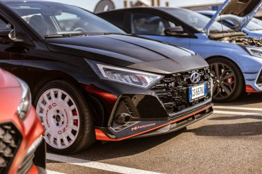 Roma, İtalya 4 Mayıs 2025: park edilmiş hyundai i20 n-line ön ızgara, oz yarış tekerlekleri ve spor tasarımı sergileniyor
