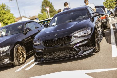 Roma, İtalya, 4 Mayıs 2025: bir araba toplantısında spor tasarımı ve güçlü varlığını gösteren akort edilmiş bmw m2 yarışmasının ön görünümü