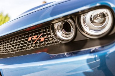 Roma, İtalya, 4 Mayıs 2025: mavi Dodge meydan okuyucusunun yakın görüntüsü, ikonik ön ızgarayı ve güçlü farları vurguluyor, hız ve performans duygusunu iletiyor