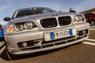 Roma, İtalya 4 Mayıs 2025: park yerinde park etmiş, farları, ızgarayı ve plakayı gösteren gümüş renkli BMW E46 Coupe 'nin ön görüntüsü