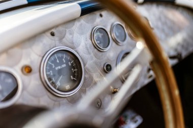 Roma, İtalya, 4 Mayıs 2025: klasik otomotiv tasarımını çağrıştıran hız göstergesi, devir göstergesi ve diğer kontrolleri vurgulayan klasik bir arabanın yakın çekimi
