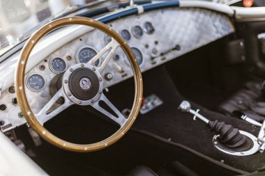 Roma, İtalya, 4 Mayıs 2025: Shelby kobranın iç kısmı, ahşap direksiyon, torpido ve vites kolu sergileniyor.