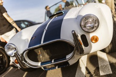 Roma, İtalya 4 Mayıs 2025: Güneşli bir günde parkedilmiş Shelby Cobra 427 aracının yakın görüntüsü, ikonik tasarımı ve güçlü varlığıyla