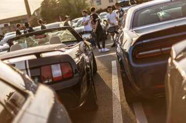 Roma, İtalya 4 Mayıs 2025: araba meraklıları bir otoparkta toplanıyor, park halindeki spor arabalara hayranlık duyuyorlar.