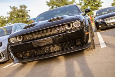 Roma, İtalya, 4 Mayıs 2025: Siyah Dodge meydan okuyucusu Cehennem Kedisi 'nin güçlü ve agresif ön-uç tasarımını vurgulayarak yakın plan görüntüsü