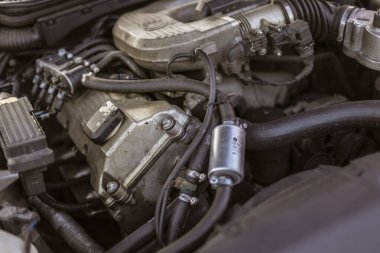 Roma, İtalya, 4 Mayıs 2025: Hortumlar, borular ve kablolama gibi çeşitli bileşenleri vurgulayan bir araba motorunun yakın çekimi