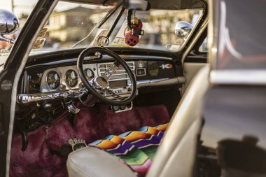 Roma, İtalya 4 Mayıs 2025: Renkli Plymouth Cranbrook 'un iç görünümü direksiyon, gösterge paneli ve renkli Meksika battaniyesini gösteriyor