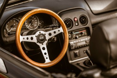 Roma, İtalya, 4 Mayıs 2025: ahşap direksiyon ve bir mazda mx-5 miata spor arabasının yakın çekimi, iç detayları ve tasarım