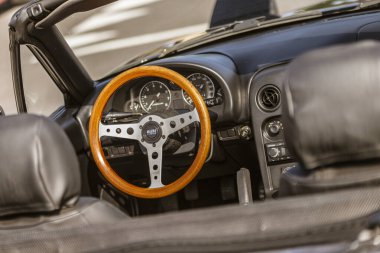 Roma, İtalya 4 Mayıs 2025: Tahta direksiyon, gösterge paneli ve kontrollü bir mazda mx-5 'in iç görünümü