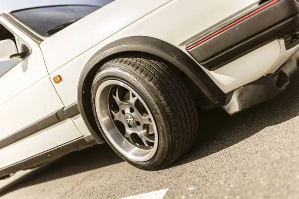 Roma, İtalya, 4 Mayıs 2025: Alaşımlı tekerlek ve çamurluğunu vurgulayan beyaz ayarlı bir Volkswagen golf mk2 gti 'nin yakın çekimi