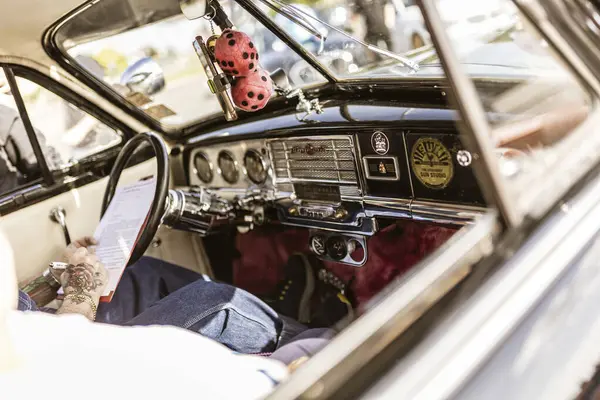 Roma, İtalya, 4 Mayıs 2025: Klasik plymouth arabasında otururken mekanik tutulan belgeler, klasik gösterge paneli ve iç ayrıntıları sergiliyor