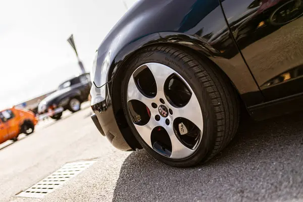 Roma, İtalya 4 Mayıs 2025: Parlak siyah Volkswagen golf gti, asfalt bir yüzeye park etmiş alaşımlı tekerleklerini ve lastiklerini gösteriyor.