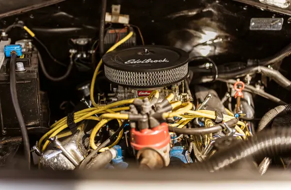 Roma, İtalya 4 Mayıs 2025: güçlü bir Edelbrock motorunun yakın çekimi, karmaşık bileşenleri, kabloları ve hortumları sergiliyor