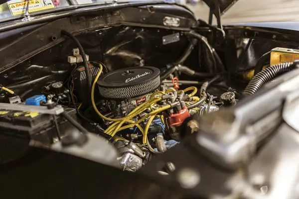 Roma, İtalya 4 Mayıs 2025: güçlü bir Edelbrock motorunun yakın çekimi, klasik bir araba içindeki karmaşık parçaları ve modifikasyonları vurguluyor