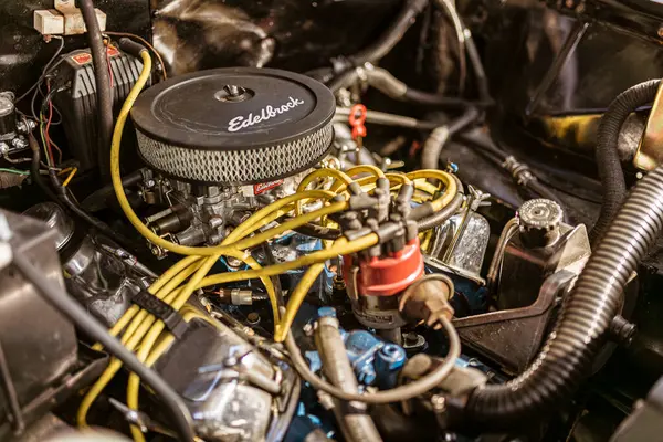 Roma, İtalya 4 Mayıs 2025: güçlü bir Edelbrock motorunun yakın çekimi, karmaşık bileşenleri, kabloları ve hortumları vurguluyor