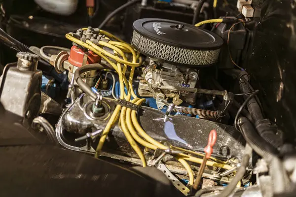 Roma, İtalya 4 Mayıs 2025: hava filtresi, dağıtımcı, buji kabloları ve karbüratör dahil görünür mekanik parçaları olan güçlü bir araba motorunun yakın çekimi