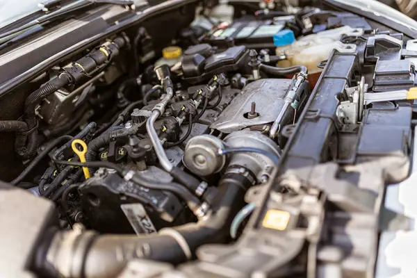 Roma, İtalya 4 Mayıs 2025: otomotiv teknolojisinin karmaşıklığını vurgulayarak turbo şarj cihazını, hortumları ve diğer bileşenleri vurgulayan modern bir otomobil motorunun yakın görüntüsü