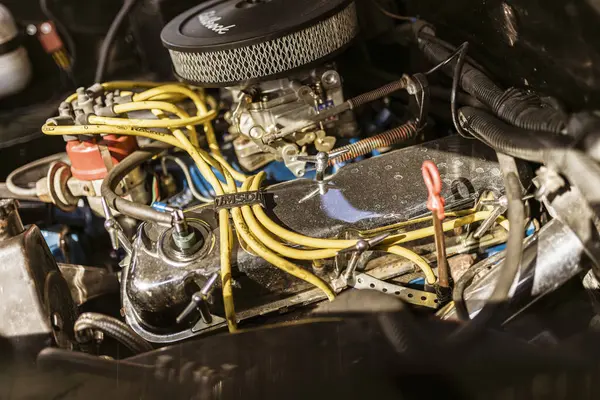 Roma, İtalya 4 Mayıs 2025: distribütör, buji kabloları, karbüratör ve diğer bileşenleri vurgulayan klasik bir otomobil motorunun yakın çekimi