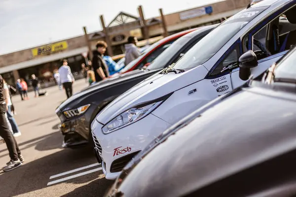 Roma, İtalya 4 Mayıs 2025: güneşli bir günde ticari bir binanın önüne park edilmiş, bir dizi akortlu araba taşıyan beyaz Ford Fiesta