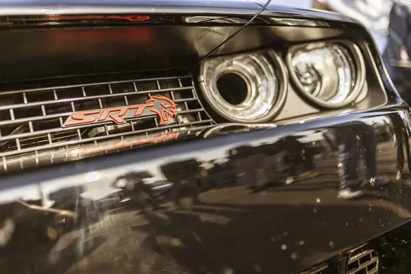 Roma, İtalya 4 Mayıs 2025: Parlak siyah Dodge meydan okuyucusu cehennem kedisi ön ızgarası ve çevreyi yansıtan farlar
