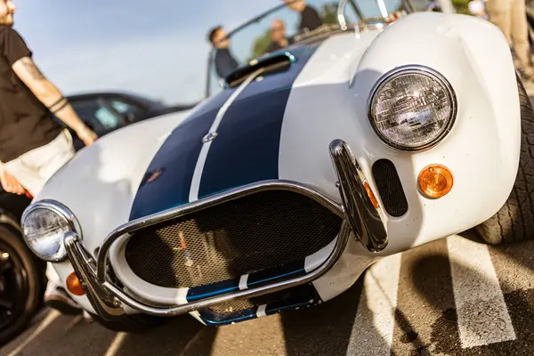 Roma, İtalya 4 Mayıs 2025: Güneşli bir günde parkedilmiş Shelby Cobra 427 aracının yakın görüntüsü, ikonik tasarımı ve güçlü varlığıyla