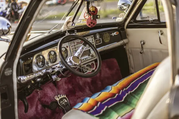 Roma, İtalya, 4 Mayıs 2025: Direksiyon simidi, gösterge paneli, renkli serape koltuk örtüsü ve benzersiz detaylar sergilenen klasik plymouth iç mekan.