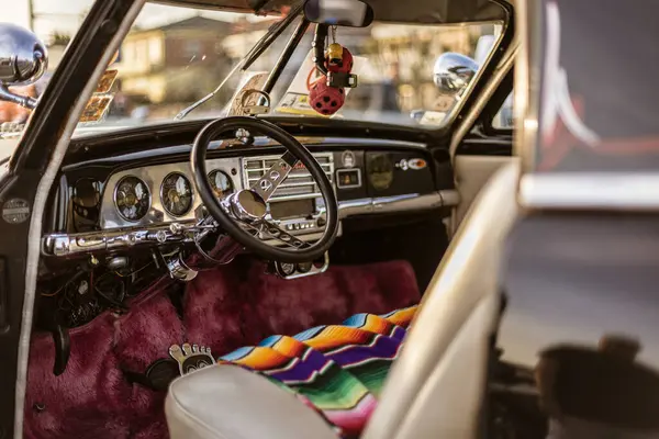Roma, İtalya 4 Mayıs 2025: Renkli Plymouth Cranbrook 'un iç görünümü direksiyon, gösterge paneli ve renkli Meksika battaniyesini gösteriyor
