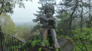 Kitap okumaya dalmış, çocukluk masumiyetini ve edebiyata olan sevgiyi sembolize eden, yemyeşil bahçe düzenine kurulmuş genç bir kızı tasvir eden taş heykel.