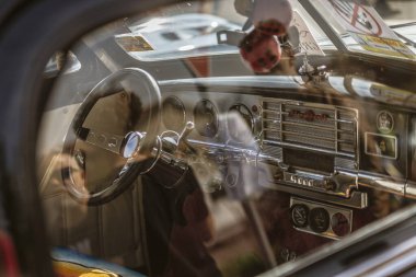 Roma, İtalya 4 Mayıs 2025: klasik tasarımı ve özellikleri sergilenen eski bir plymouth arabasının gösterge paneline yansıyan güneş ışığı