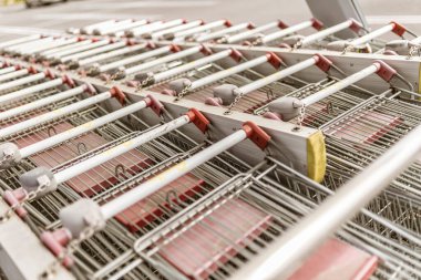 Roma, İtalya 4 Mayıs 2025: Birçok boş alışveriş arabası birbirine sokulmuş ve süpermarketin otoparkında müşterileri bekliyor.
